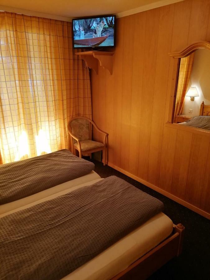 Petit Helvetia Budget Hotel Zermatt Exterior foto